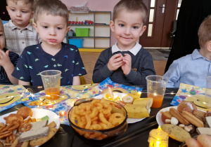 pzredszkolaki, stół z poczęstunkiem