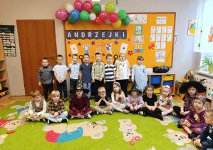 grupa dzieci na tle dekoracji