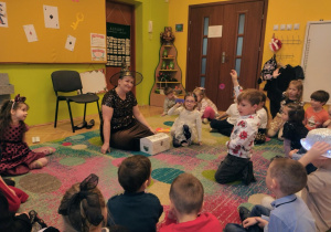 osoba dorosła, skrzynka wróżb, dzieci