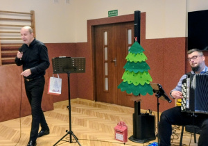 muzycy z instrumentami