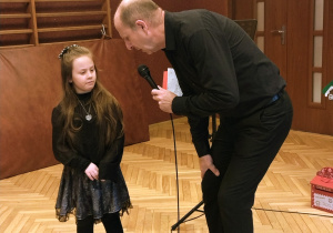 muzyk z mikrofonem, dziewczynka