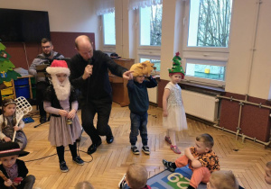 dzieci w przebraniach