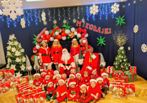 Mikołaj, grupa dzieci