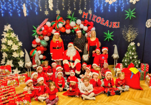 Mikołaj, grupa dzieci