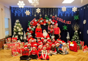 Mikołaj, grupa dzieci