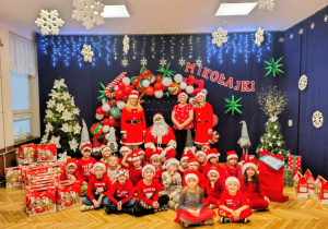 Mikołaj, grupa dzieci
