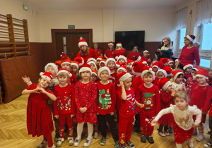 dzieci w czapkach mikołajkowych