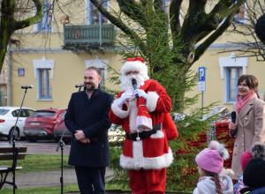 Dekorowanie choinki na placu Kościuszki w Opocznie