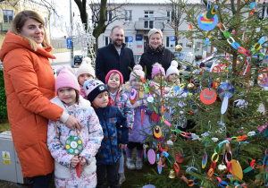 osoba dorosłą, dzieci przy choince