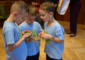 chłopcy z odblaskami