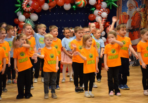 dzieci na tle dekoracji