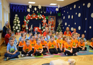 grupa dzieci, osoby dorosłe