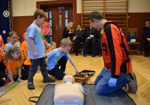 ratownik, dzieci przy fantomie