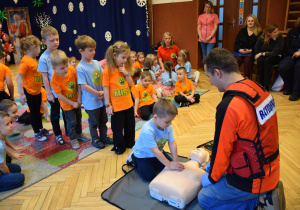ratownik, dziecko przy fantomie