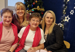 osoby dorosłe przy świątecznym stole