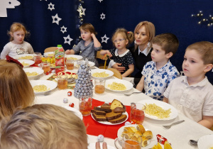 dzieci przy świątecznym stole