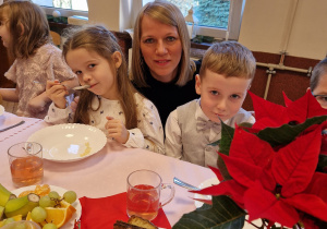 pani, dzieci przy stole