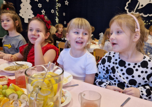 dziewczynki przy stole