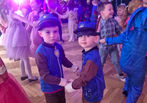 dwaj chłopcy w strojach Psi Patrol