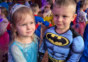 dzieci w przebraniach