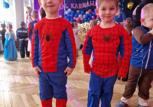 chłopcy w przebraniach Spiderman