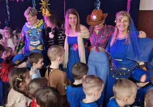 osoba dorosła, dzieci w przebraniach