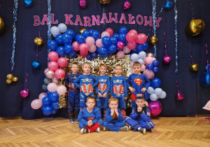 chłopcy w przebraniach