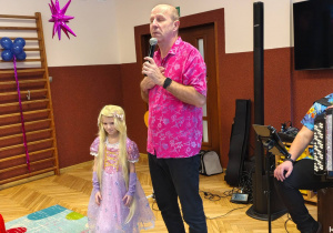 muzyk, dziewczynka w stroju karnawałowym