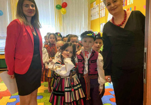 panie, dzieci w strojach ludowych