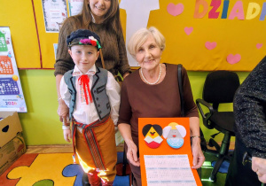 chłopiec z babciami