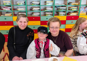 chłopiec z babciami