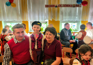 dziewczynka z dziadkami