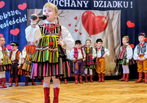 dziewczynka z mikrofonem