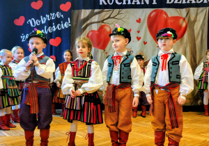 dzieci w strojach ludowych