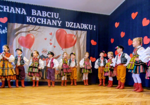 grupa dzieci w strojach ludowych