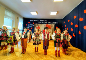 dzieci w strojach ludowych