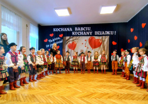 grupa dzieci na tle dekoracji