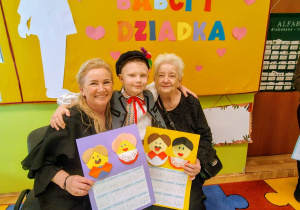 chłopiec z babciami