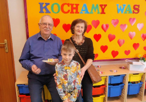 przedszkolak z babcią i dziadkiem