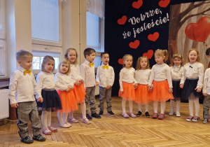 grupka występujących przedszkolaków