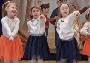 występujące dziewczynki, w tle baner dekoracyjny