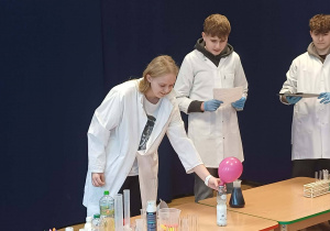 uczniowie w białych fartuchach, doświadczenia