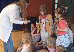 przedszkolaki, uczennica w białym fartuchu