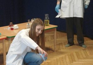 uczniowie w białych fartuchach, doświadczenia