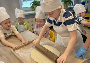 przedszkolaki w czapkach kucharskich, przedszkolak wałkujący ciasto