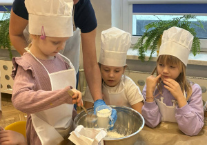 nauczycielka, przedszkolaki, miska, mąka