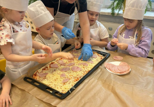 nauczycielka, przedszkolaki, ciasto, układanie składników