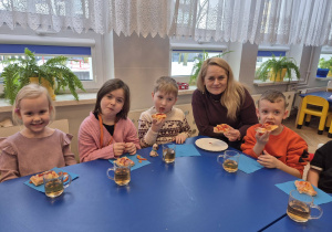przedszkolaki, nauczycielka, wspólne jedzenie pizzy