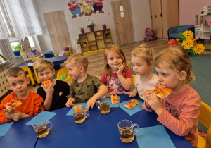 przedszkolaki jedzące pizzę