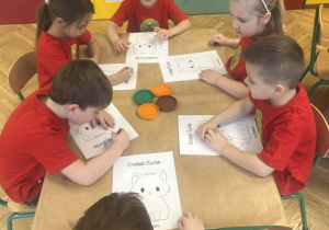 pzredszkolaki wykonujące prace plastyczną - kot